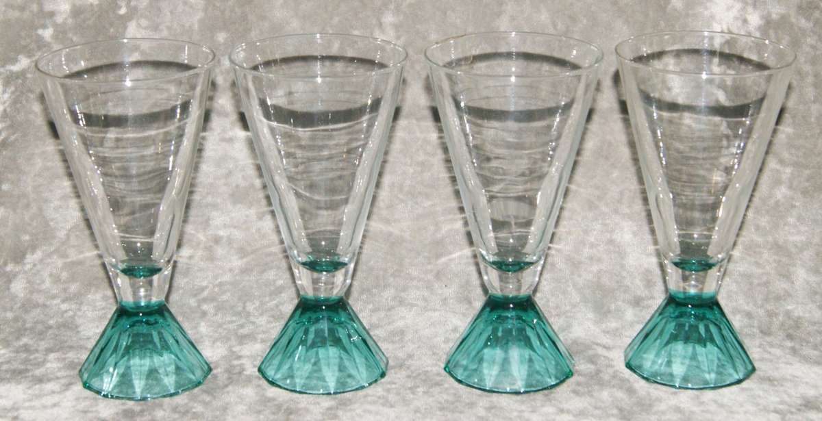 Set of 4 french long pyramid based white wine glasses