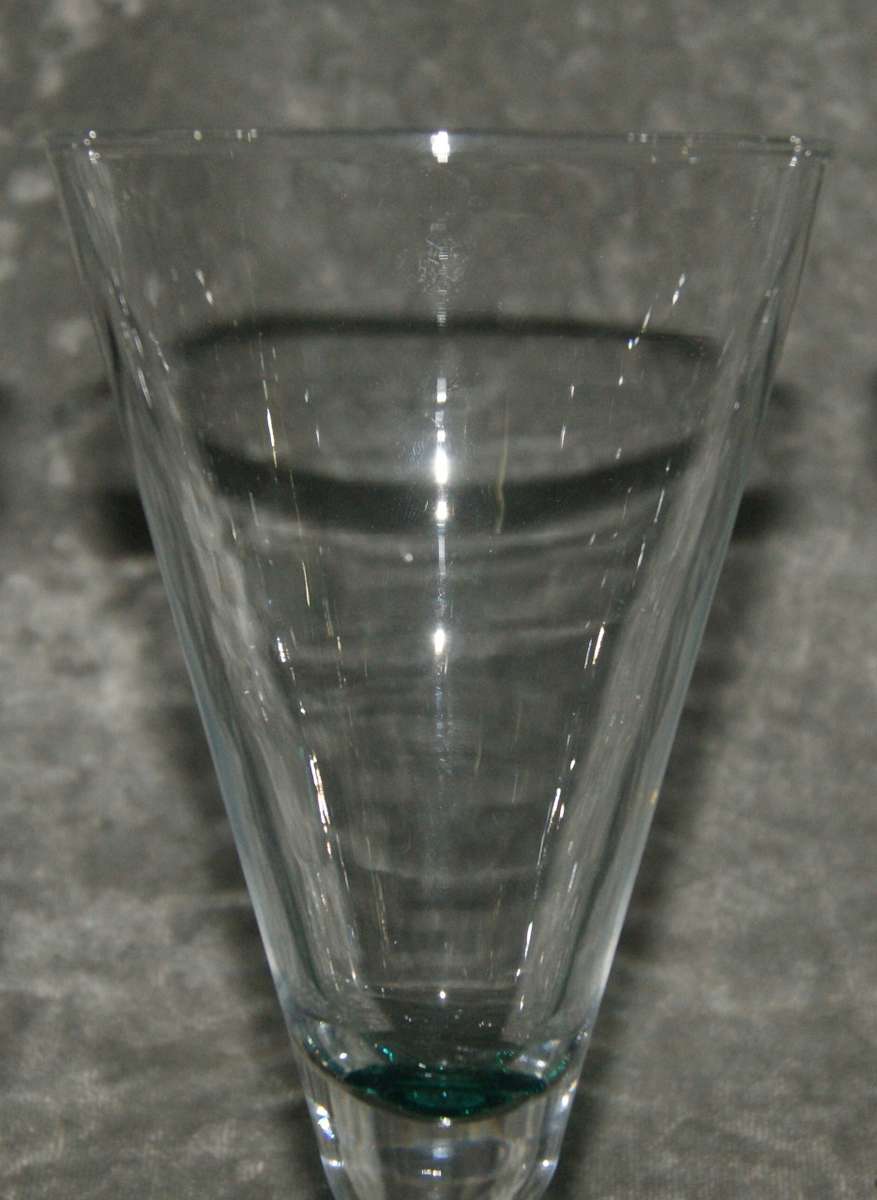 Set of 4 french long pyramid based white wine glasses