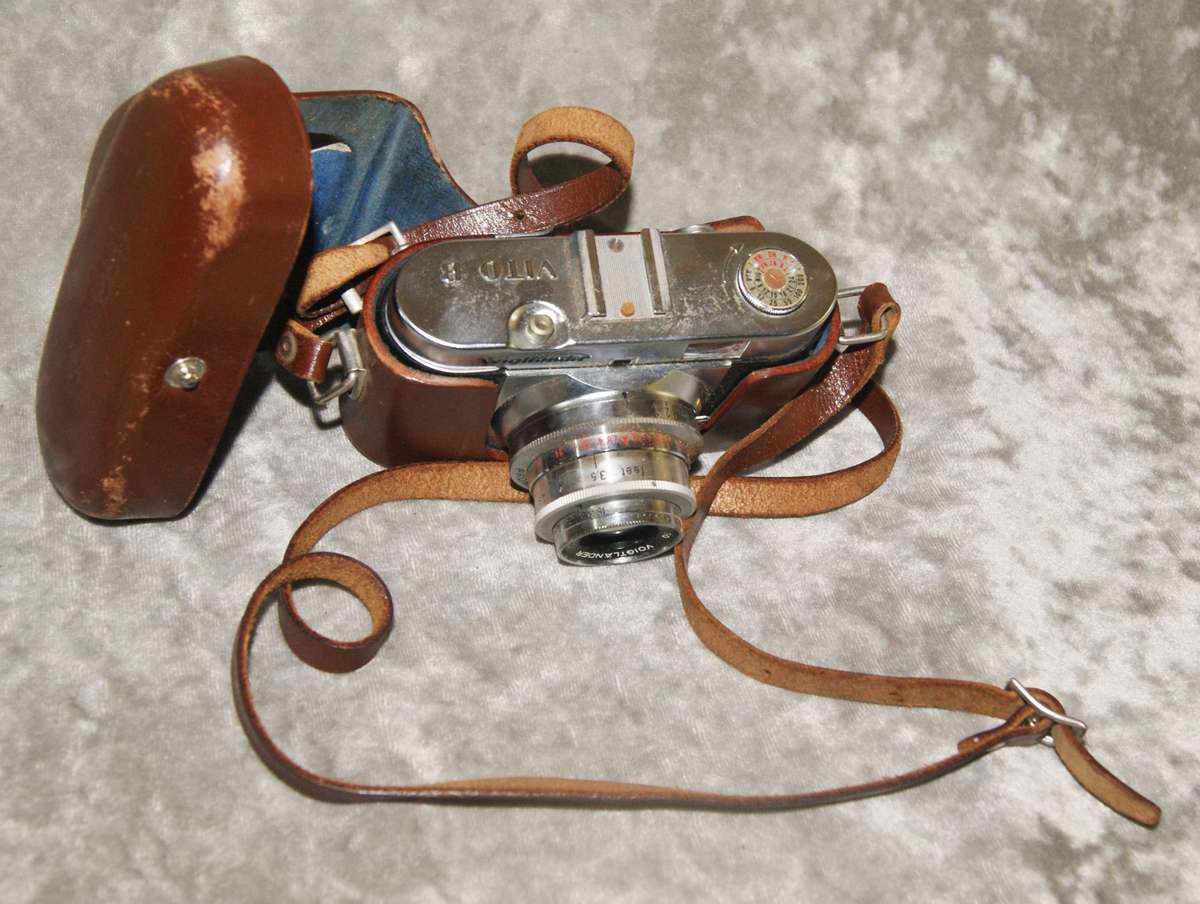 Vintage Voigtlander Vito B color- skopar 50mm lens camera in original leather case @ CRAZY R1 START