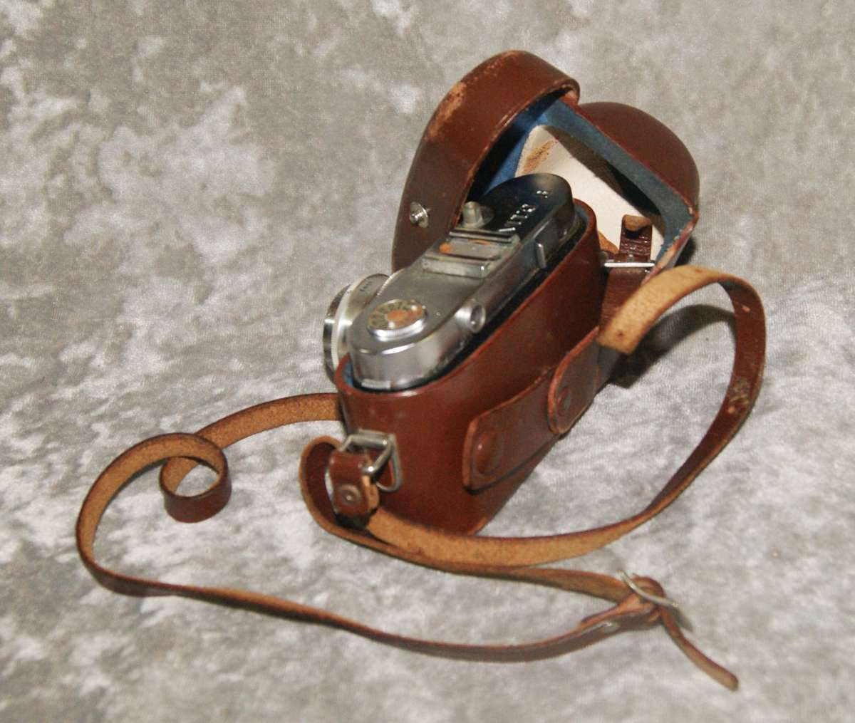 Vintage Voigtlander Vito B color- skopar 50mm lens camera in original leather case @ CRAZY R1 START