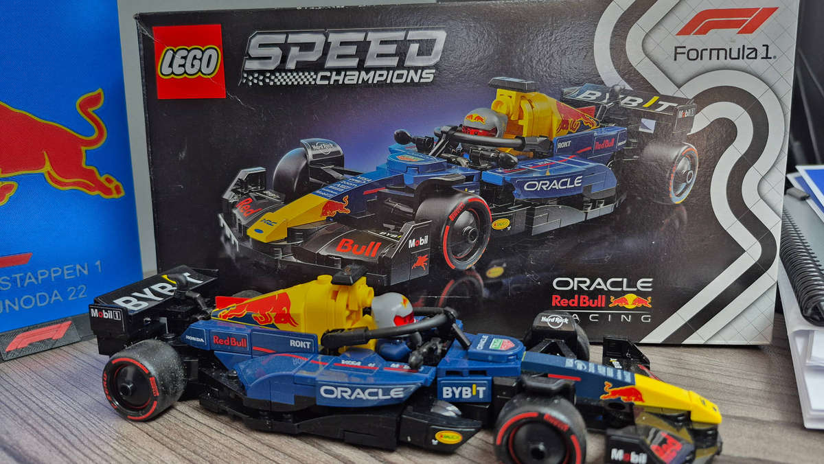 Lego RedBull F1 Speed Champions Display Set