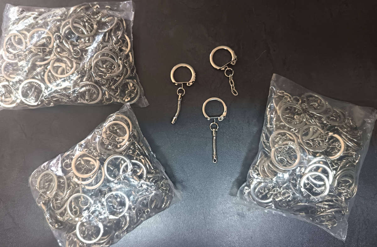Lot of 300 Key Chain Sets  Bulk Auction  Selling as one bulk lot of 300 key chain sets.  Mixed desi