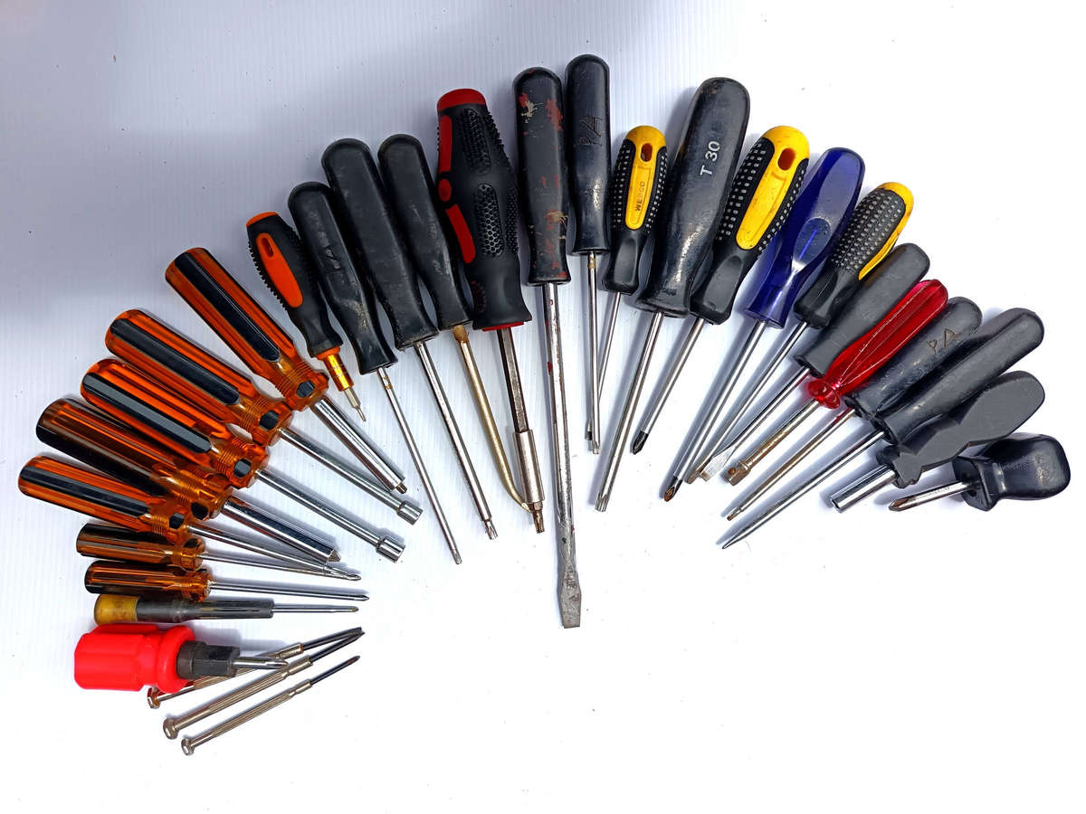 Lot of 30 Screwdrivers  Mixed Types & Sizes  Good Condition