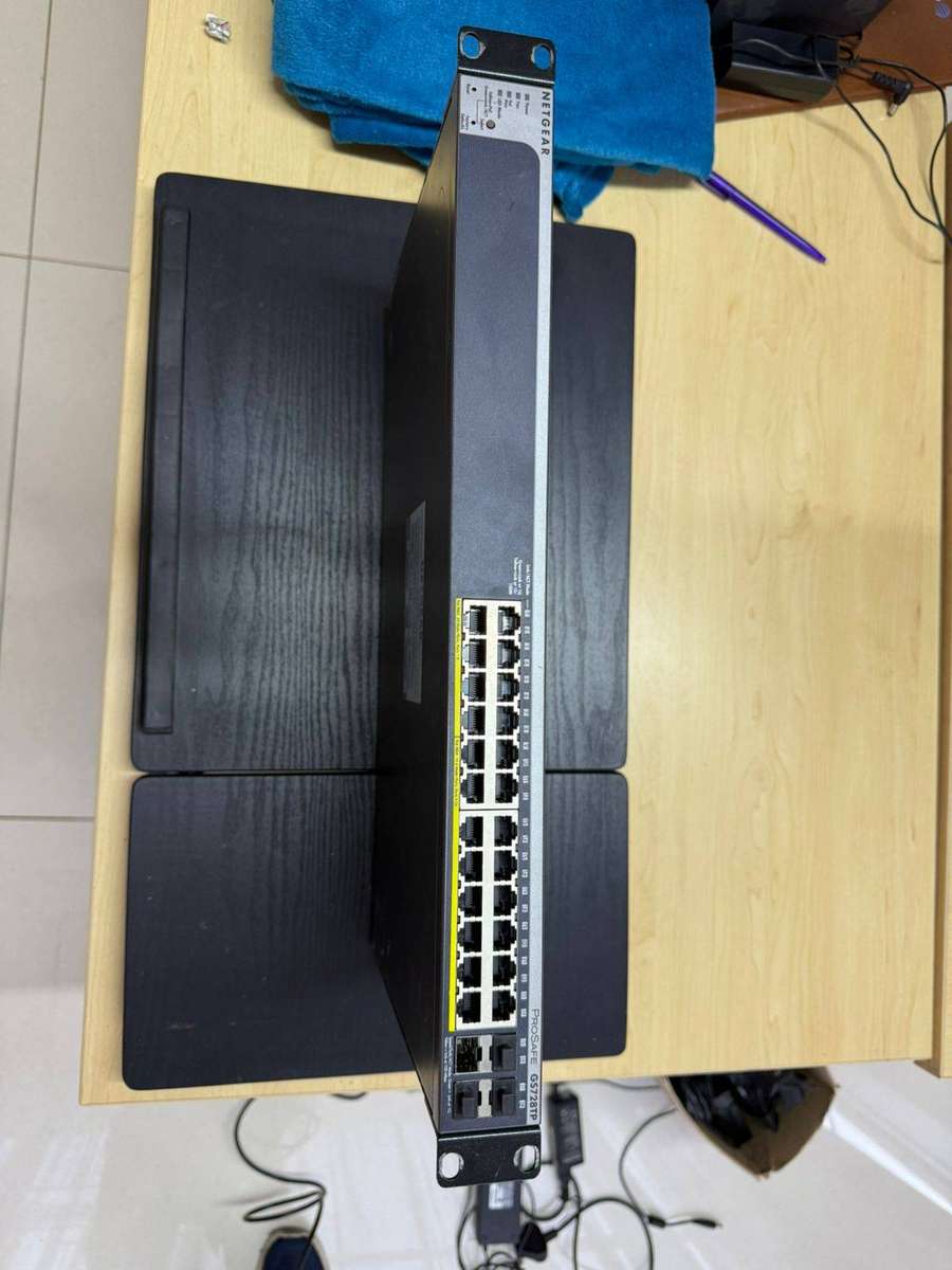  Netgear ProSafe GS728TP  24-Port Gigabit Smart Switch with PoE + 4 SFP
