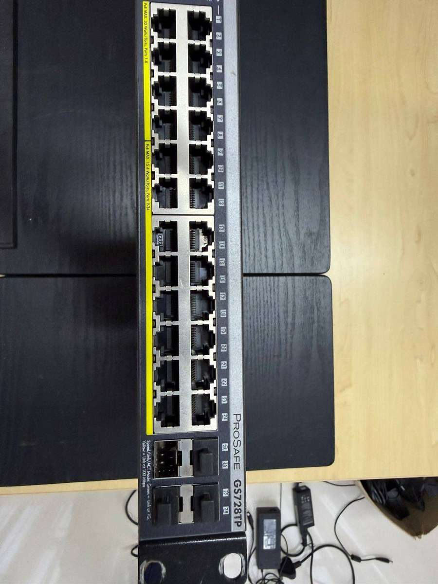 Netgear ProSafe GS728TP  24-Port Gigabit Smart Switch with PoE + 4 SFP