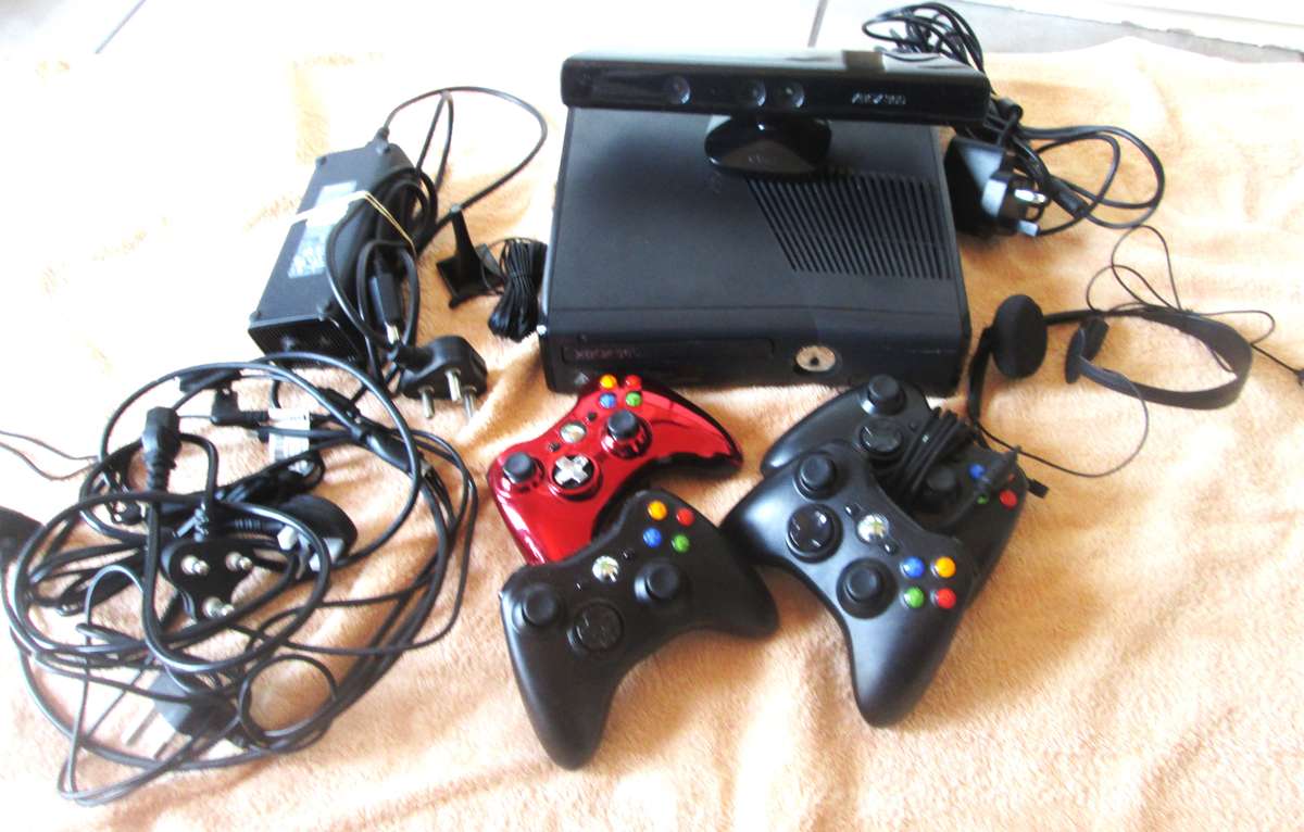 XBOX 360 Slim Console Model 1439 with Accessories Games and Figurines