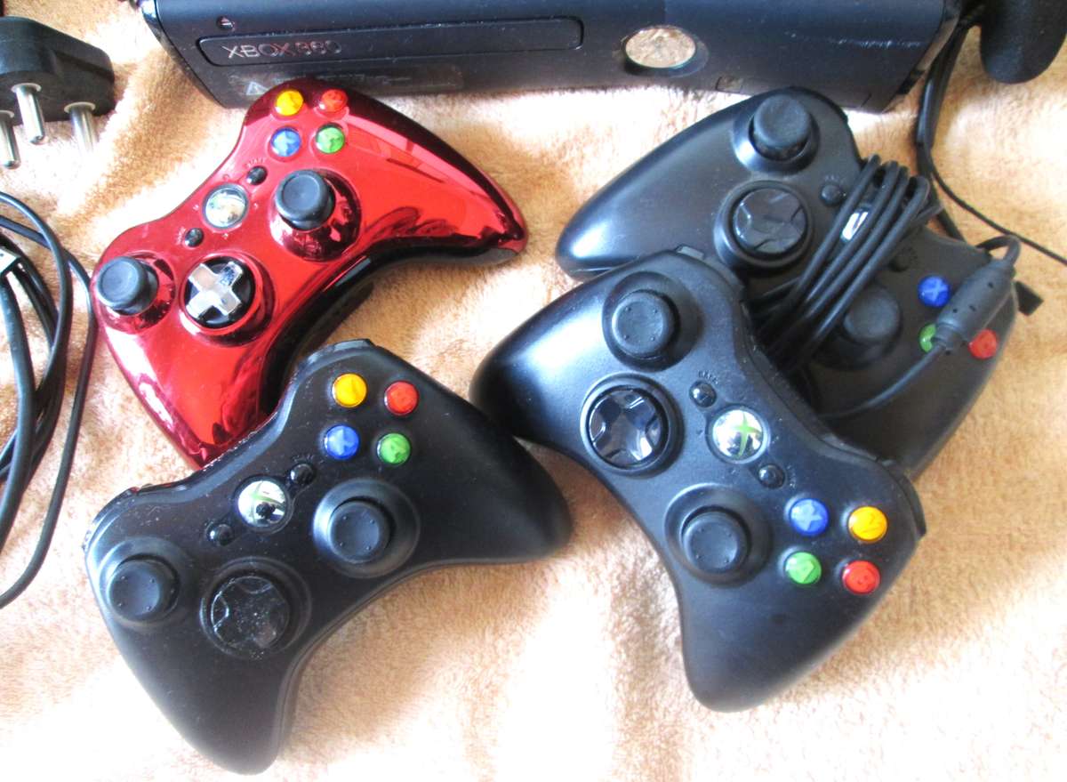 XBOX 360 Slim Console Model 1439 with Accessories Games and Figurines