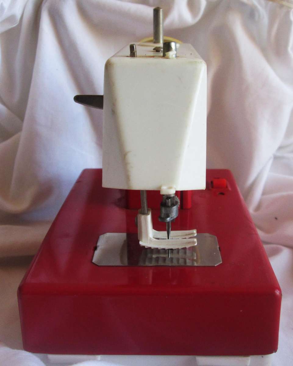 1970 Little Girls Small Sewing Machine