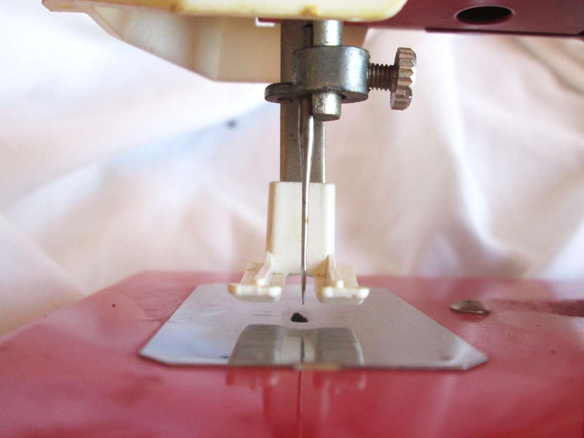 1970 Little Girls Small Sewing Machine
