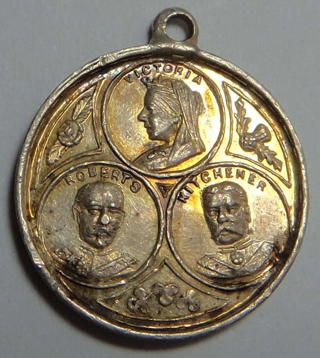 Boer War: Miniature: Victoria, Roberts, Kitchener / Crossed Flags