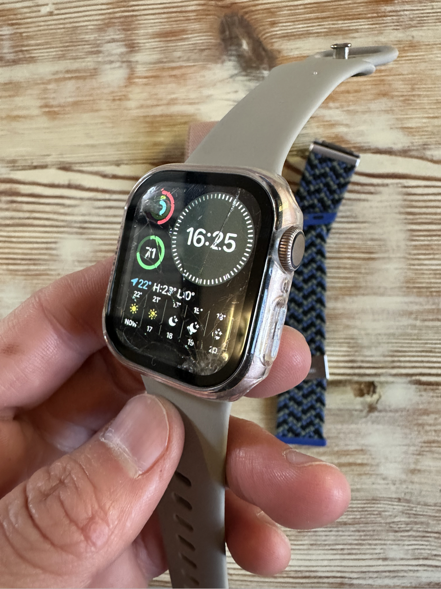 Apple Watch 4 Cracked screen but WORKING