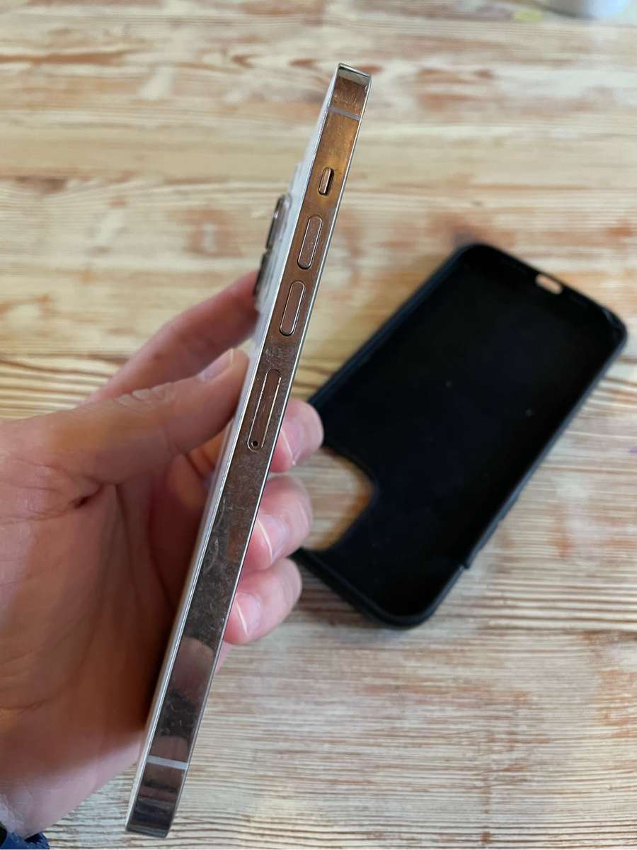iPhone 13 Pro Max - Cracked Back