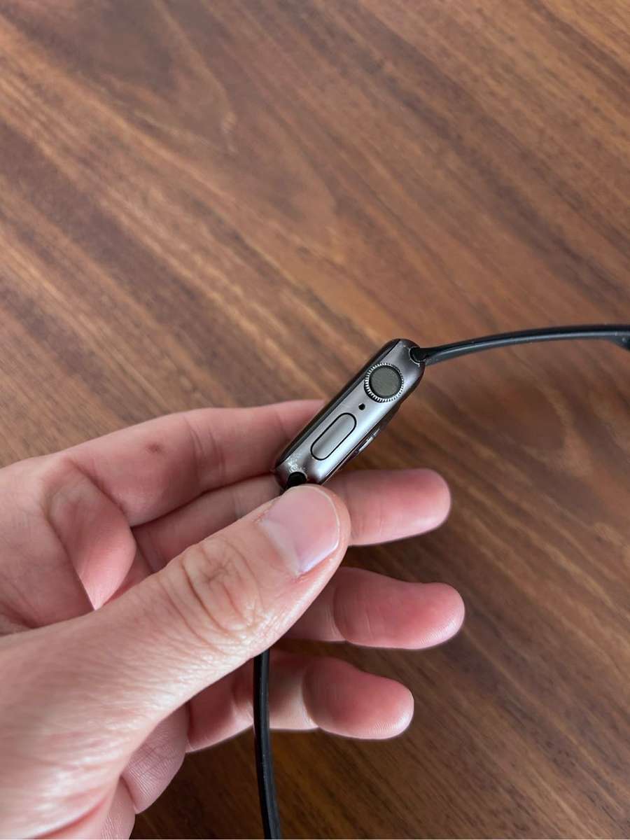Apple Watch Series 4 - back crack