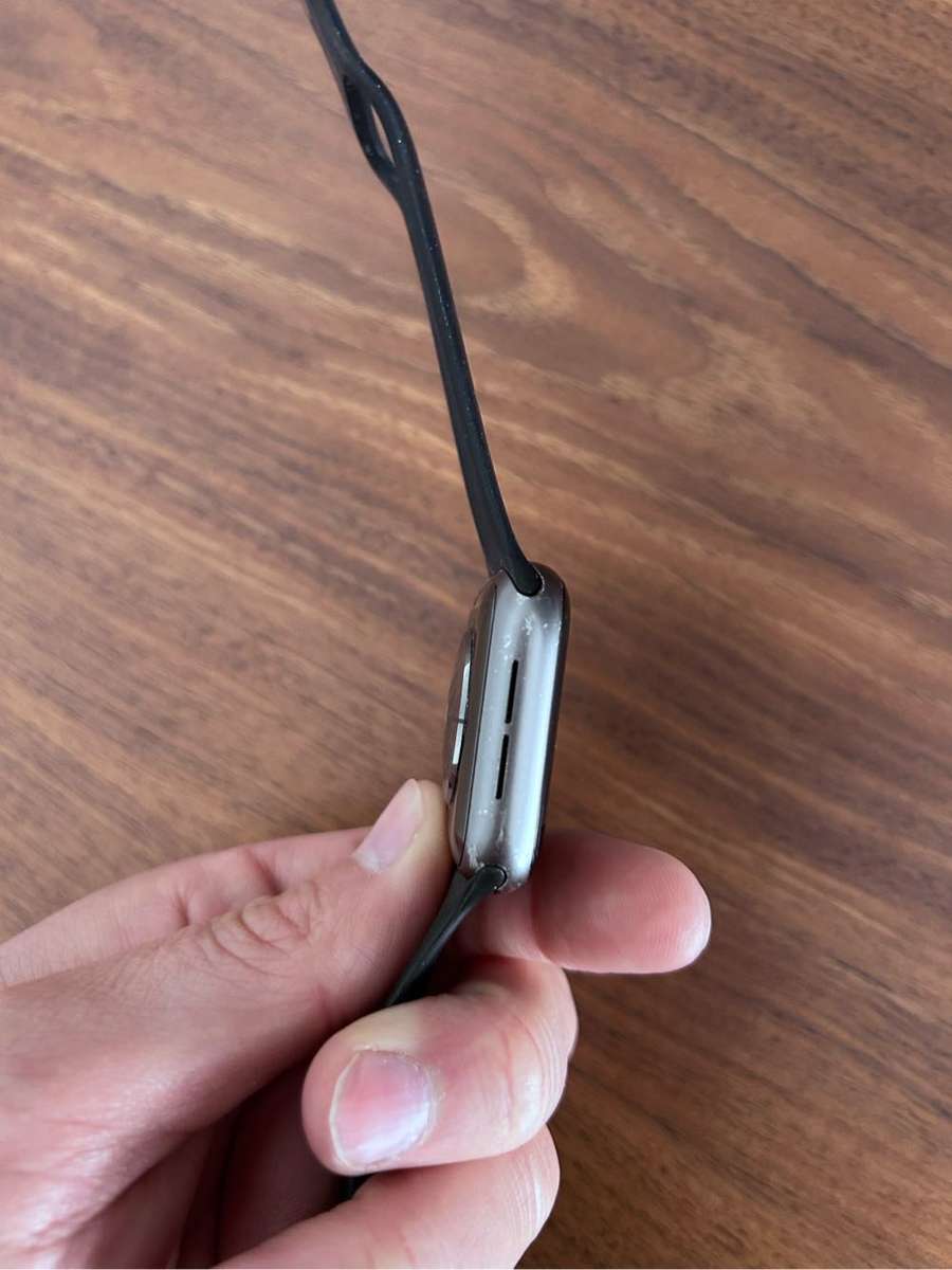 Apple Watch Series 4 - back crack