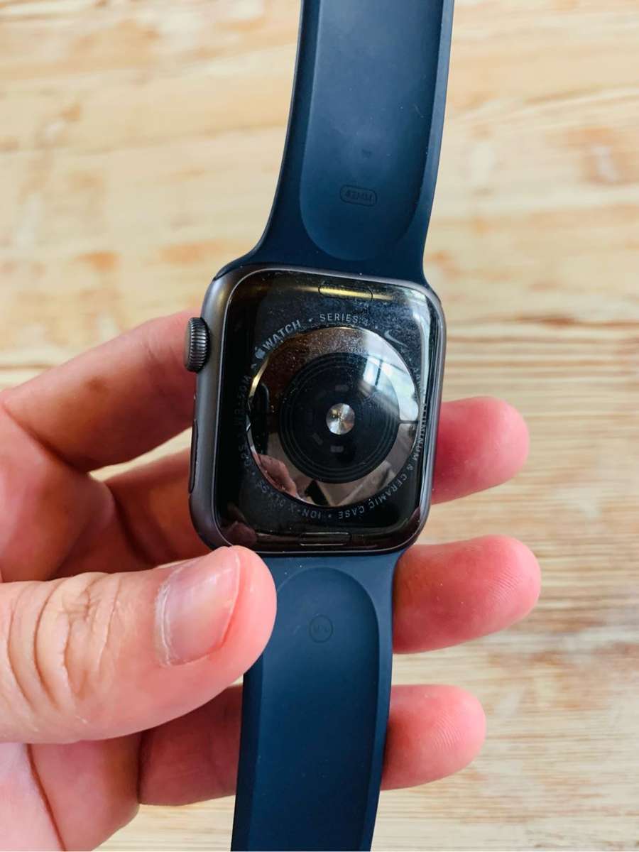 Apple Watch Series 4 44mm Cracked Screen