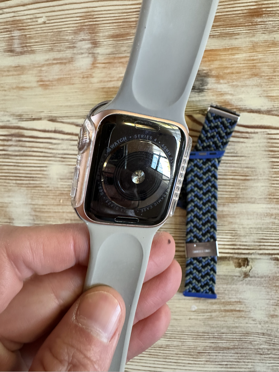 Apple Watch 4 Cracked screen but WORKING