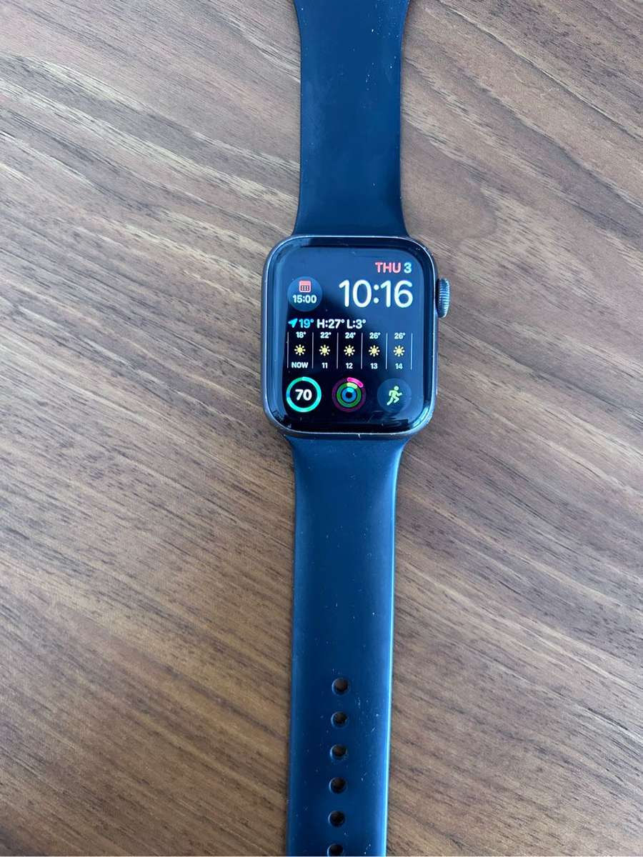 Apple Watch Series 4 - back crack