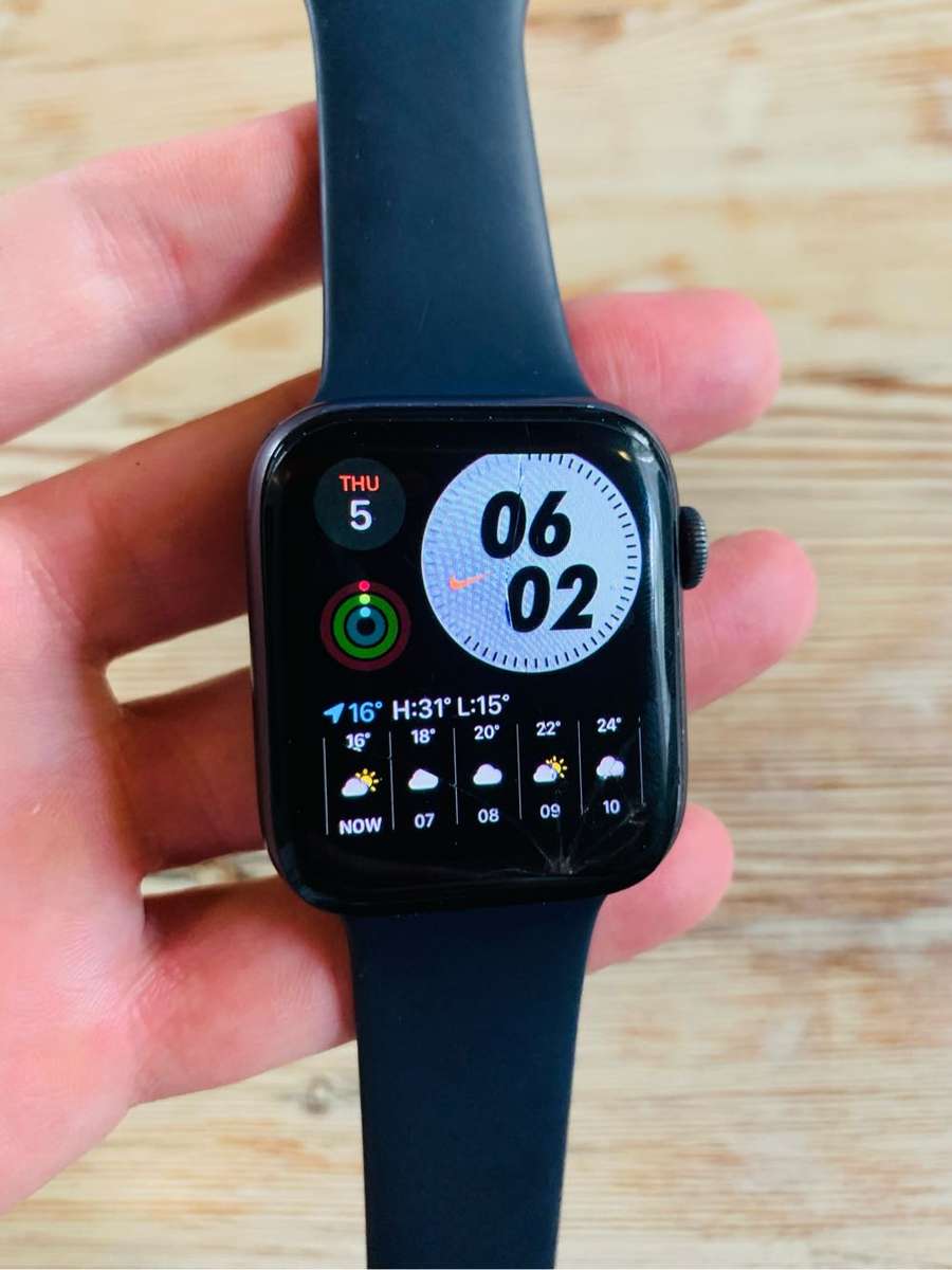 Apple Watch Series 4 44mm Cracked Screen