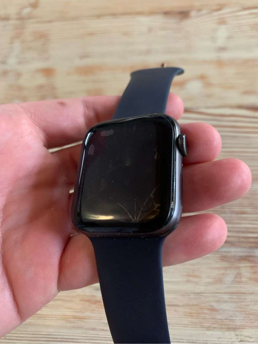 Apple Watch Series 4 44mm Cracked Screen