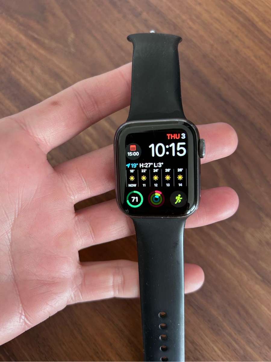 Apple Watch Series 4 - back crack