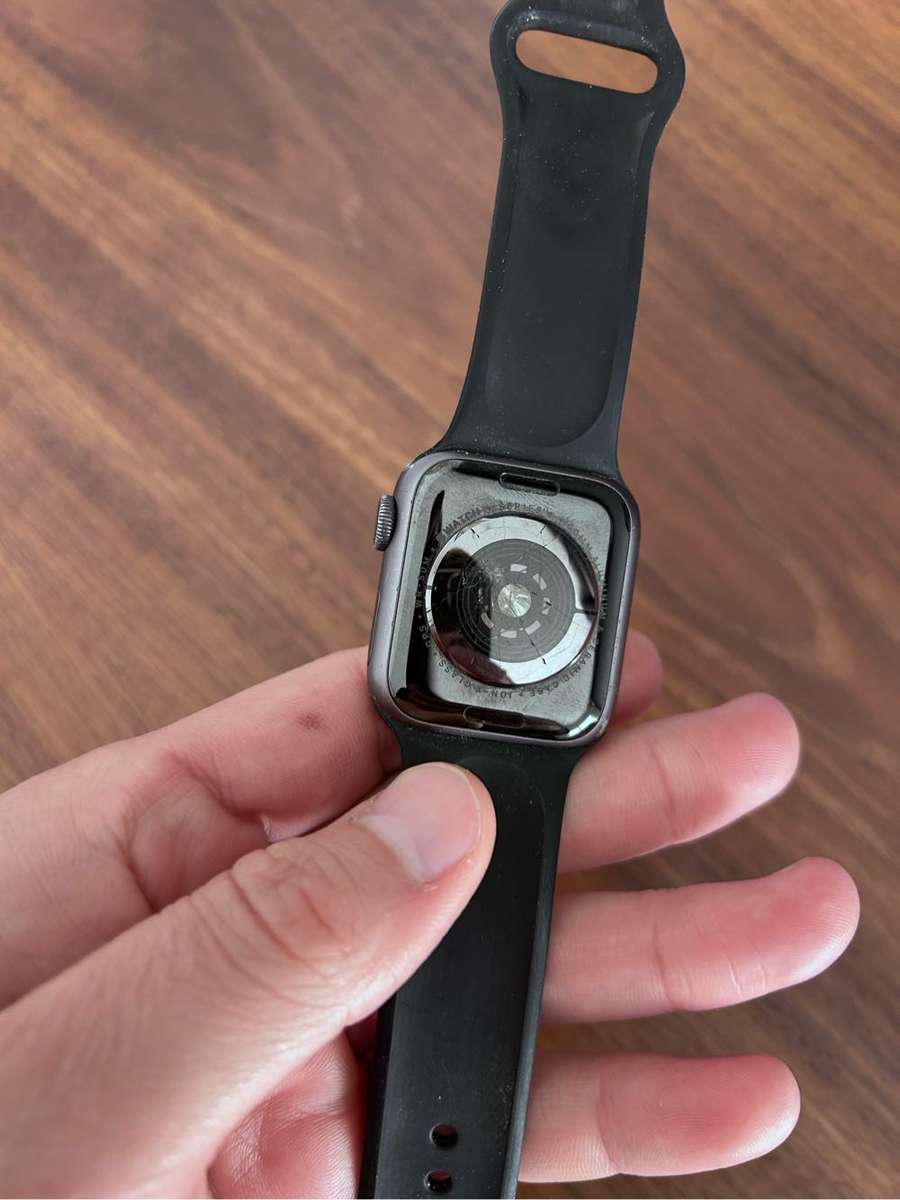 Apple Watch Series 4 - back crack
