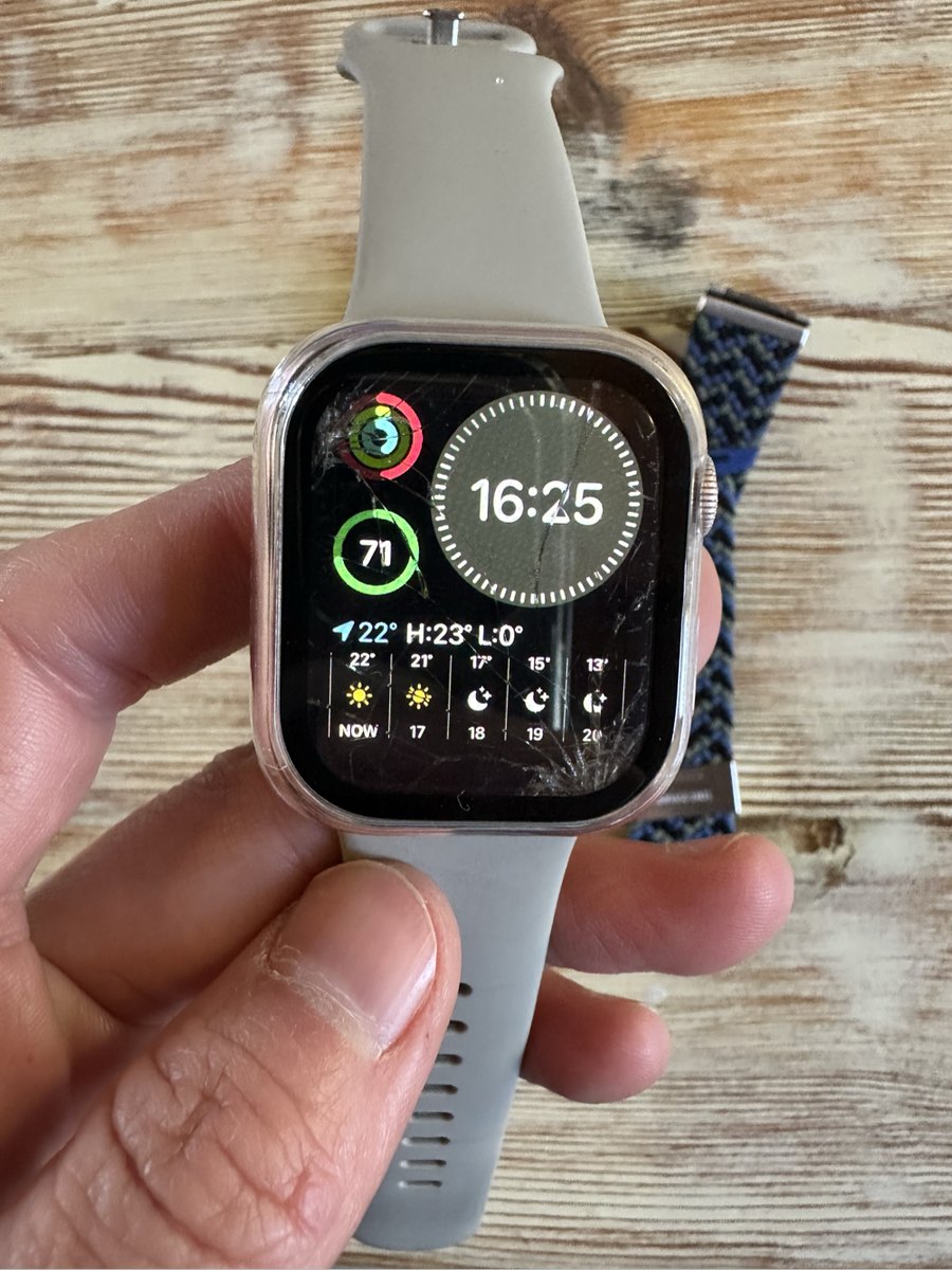 Apple Watch 4 Cracked screen but WORKING