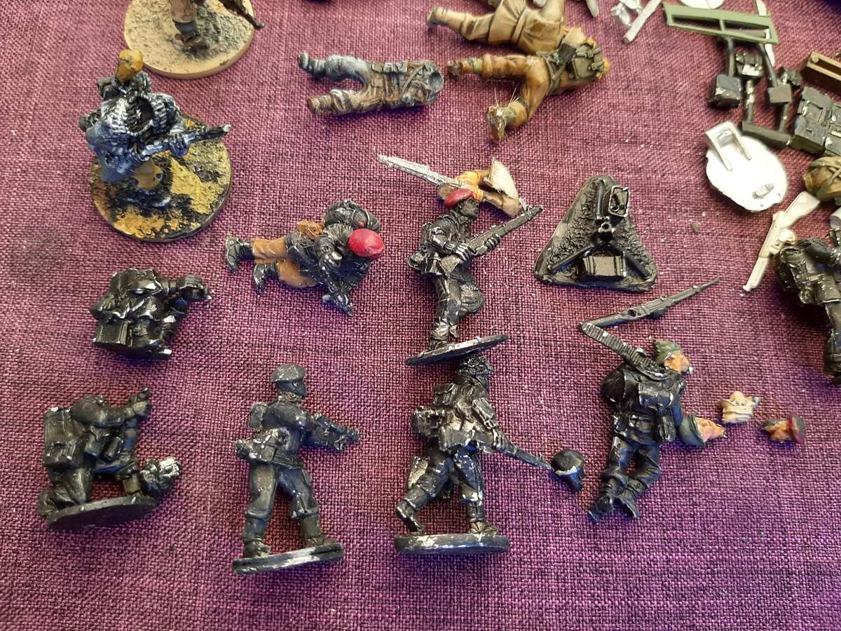 Warlord game 52 figurines, metall, 28-32mm plus leaf cutter for model making of realistic trees.