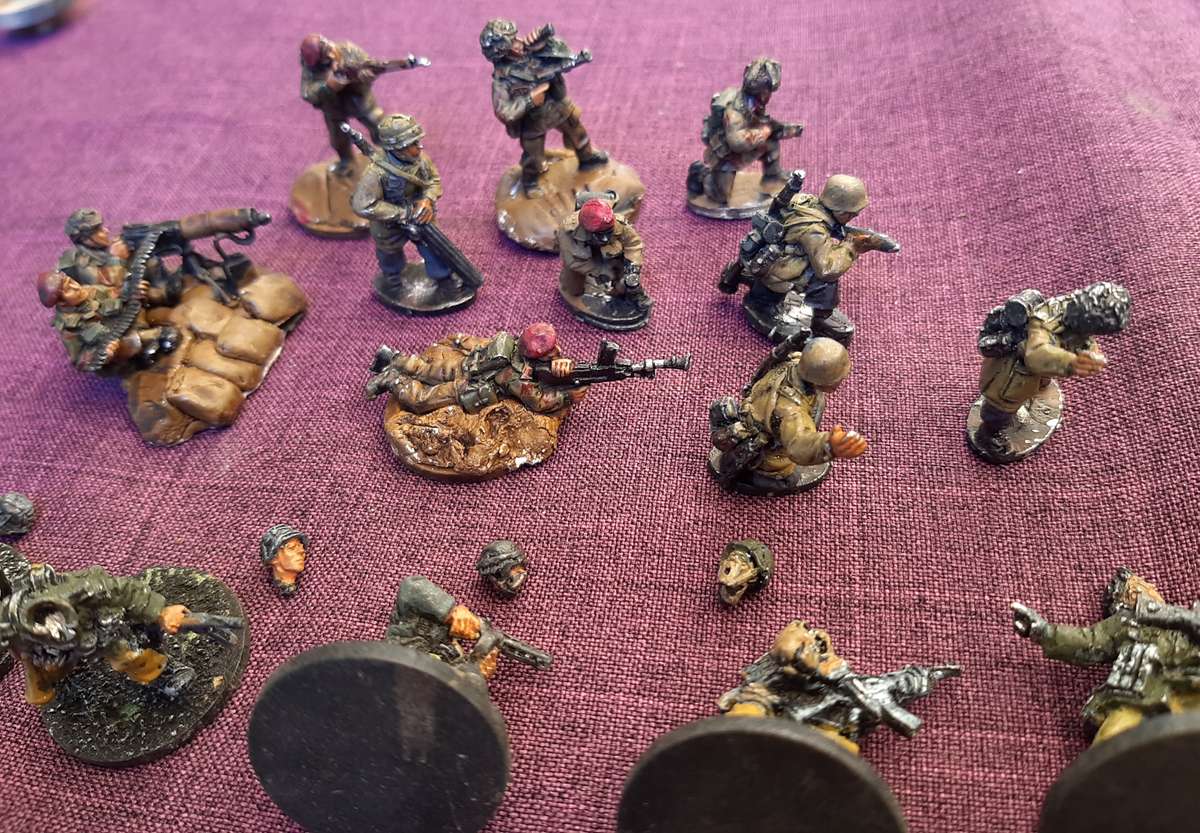 Warlord game 52 figurines, metall, 28-32mm plus leaf cutter for model making of realistic trees.