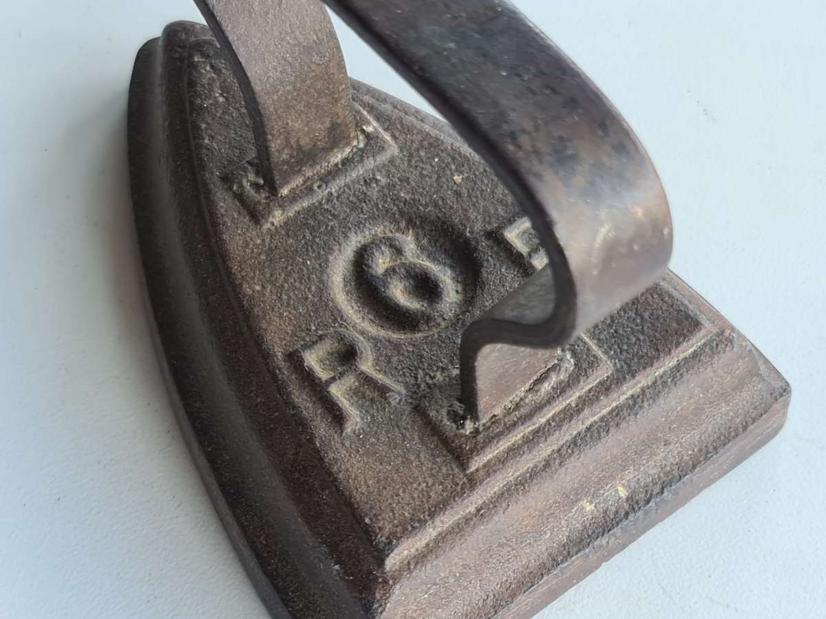 R & F no 6 Sad Iron