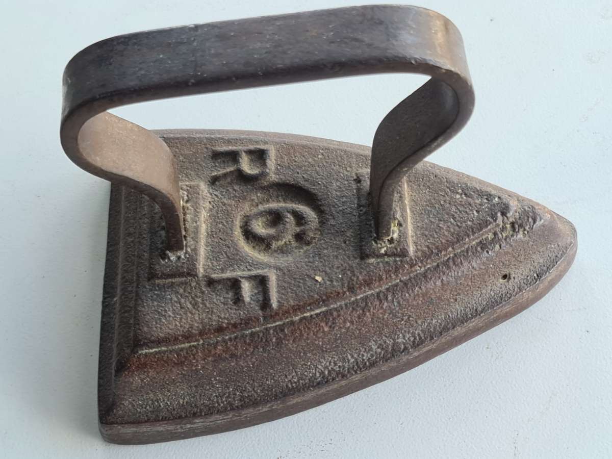 R & F no 6 Sad Iron