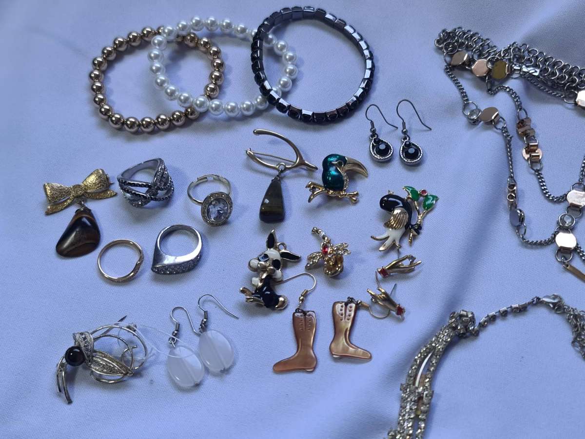 Mixed lot of vintage jewelry