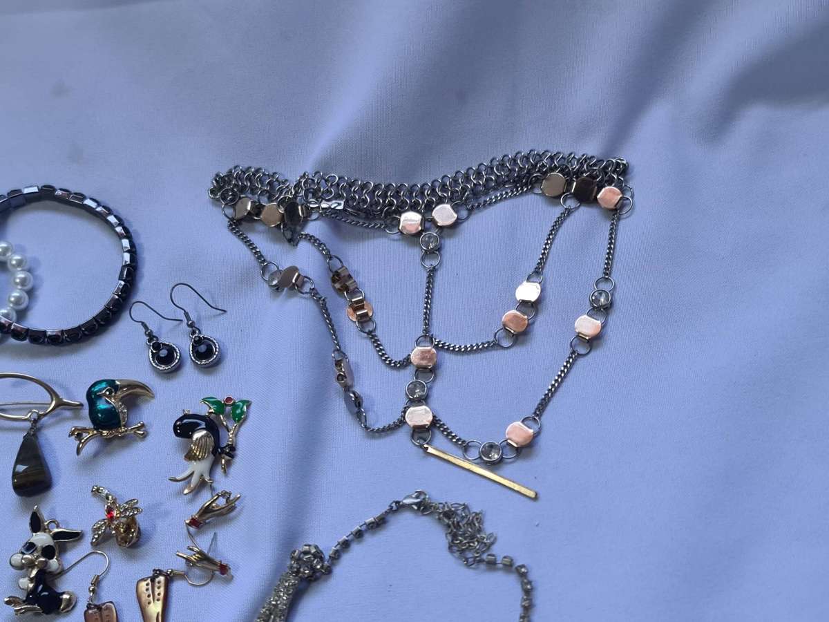 Mixed lot of vintage jewelry