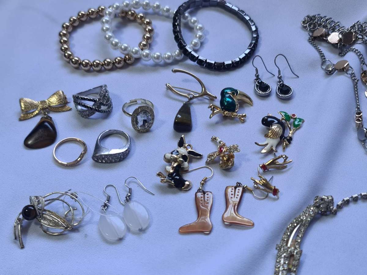 Mixed lot of vintage jewelry