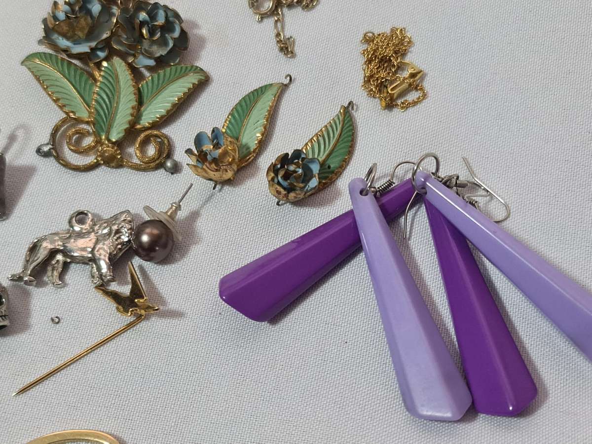 Mixed Vintage Jewelry. Some needs repair. No silver.