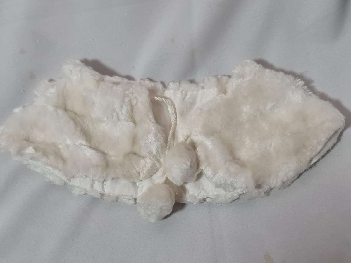 x5 Mixed scarfs, foax fur  collar and 6 women's gloves.