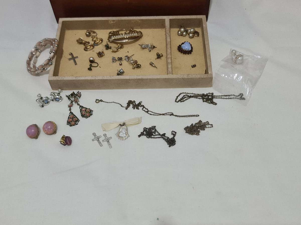Vintage Jewelry box with some jewelry