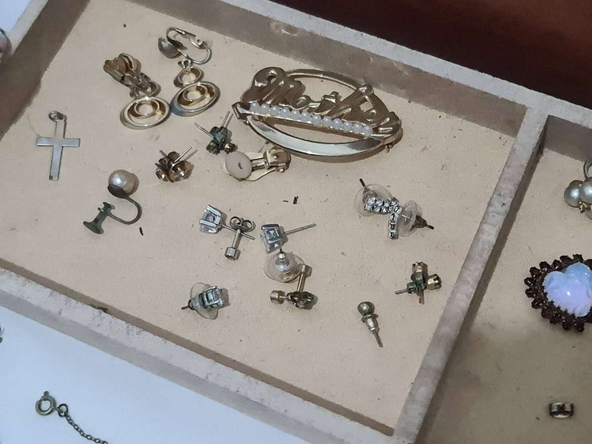 Vintage Jewelry box with some jewelry