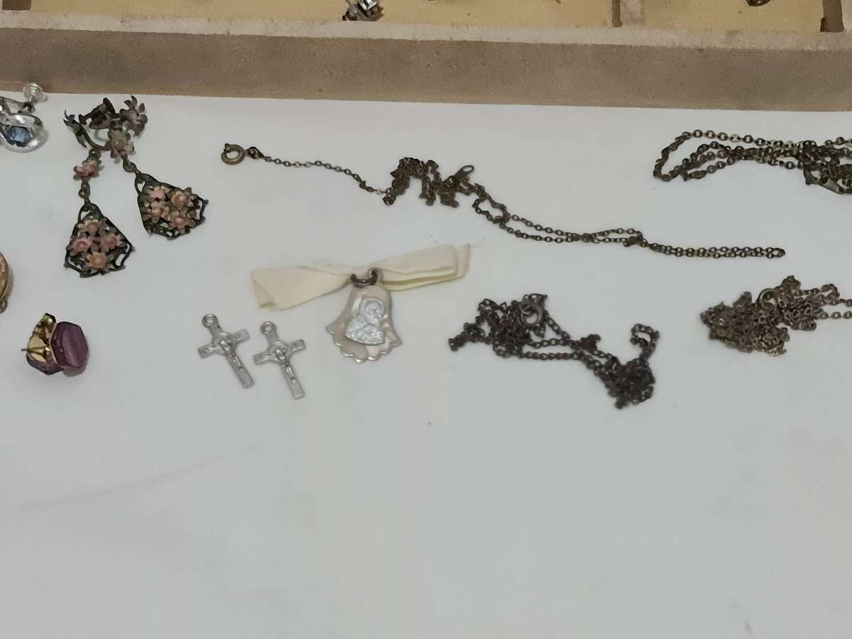 Vintage Jewelry box with some jewelry