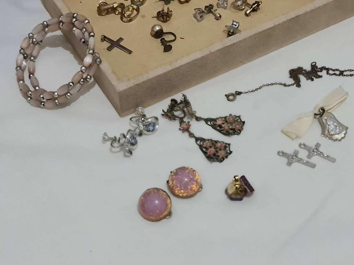 Vintage Jewelry box with some jewelry