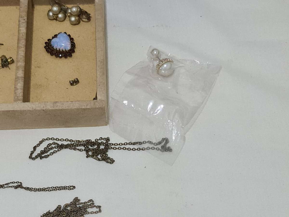 Vintage Jewelry box with some jewelry