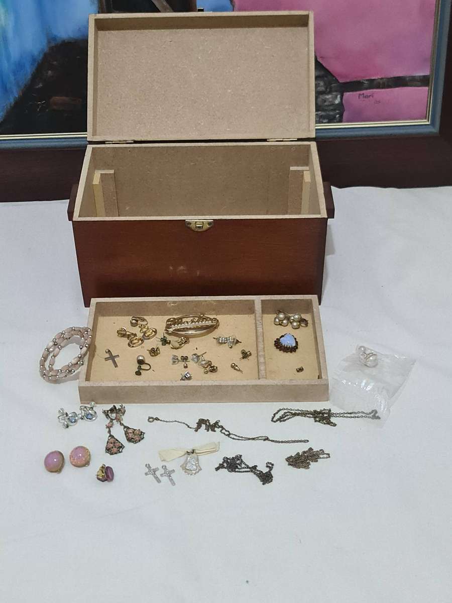 Vintage Jewelry box with some jewelry