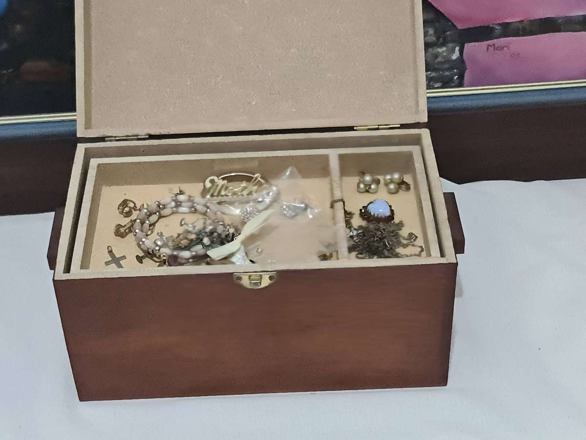 Vintage Jewelry box with some jewelry