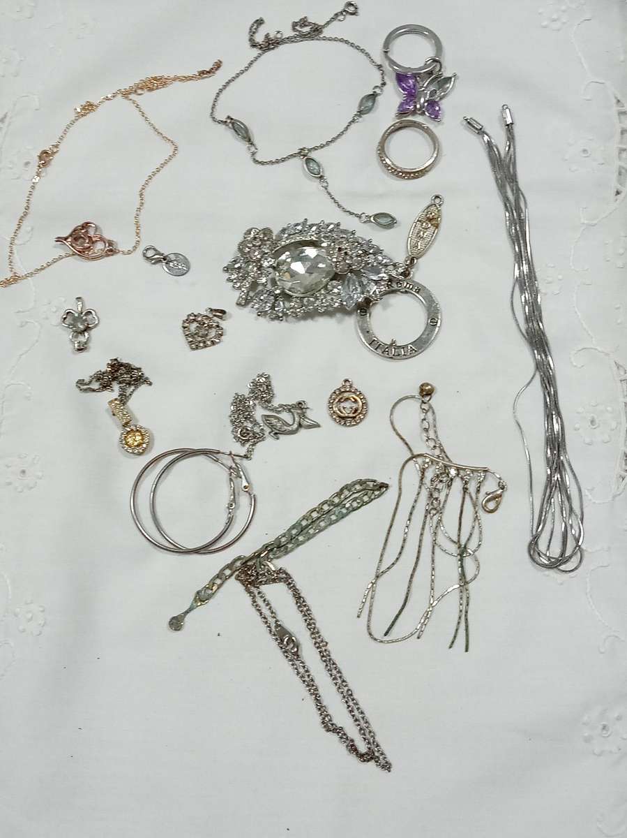 Mixed lot of jewellery. Some need repairs