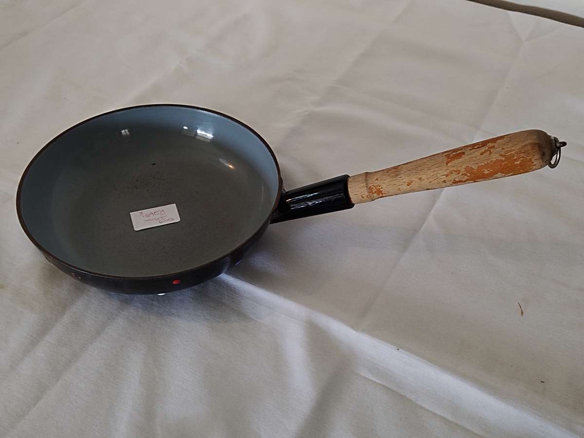 Retro polka dot cast iron pan.: FE Belgium