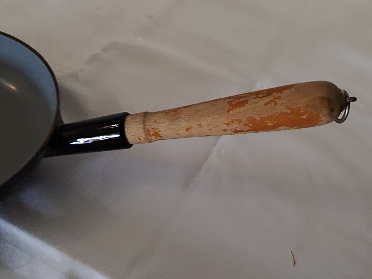 Retro polka dot cast iron pan.: FE Belgium