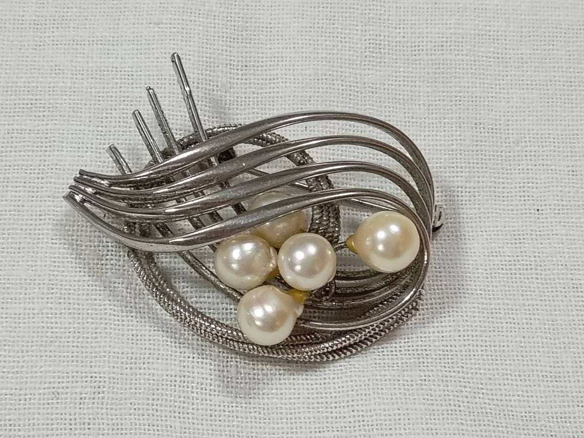 Vintage silver tone brooch with faux pearls