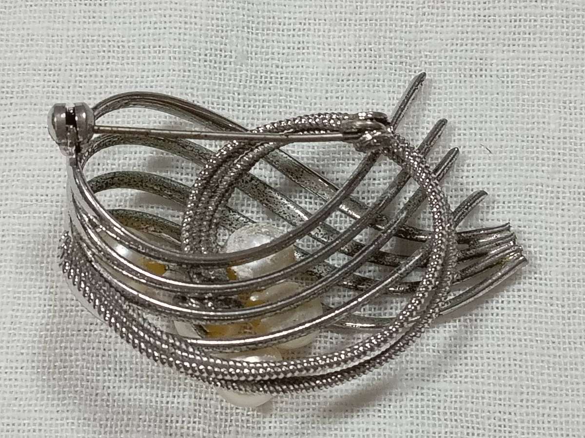 Vintage silver tone brooch with faux pearls