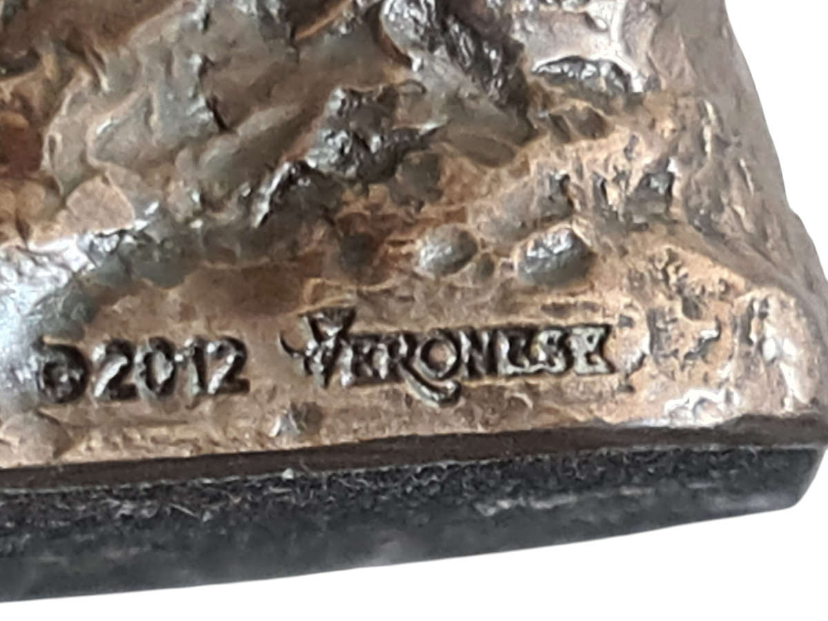 "THE THINKER" figurine. Signed