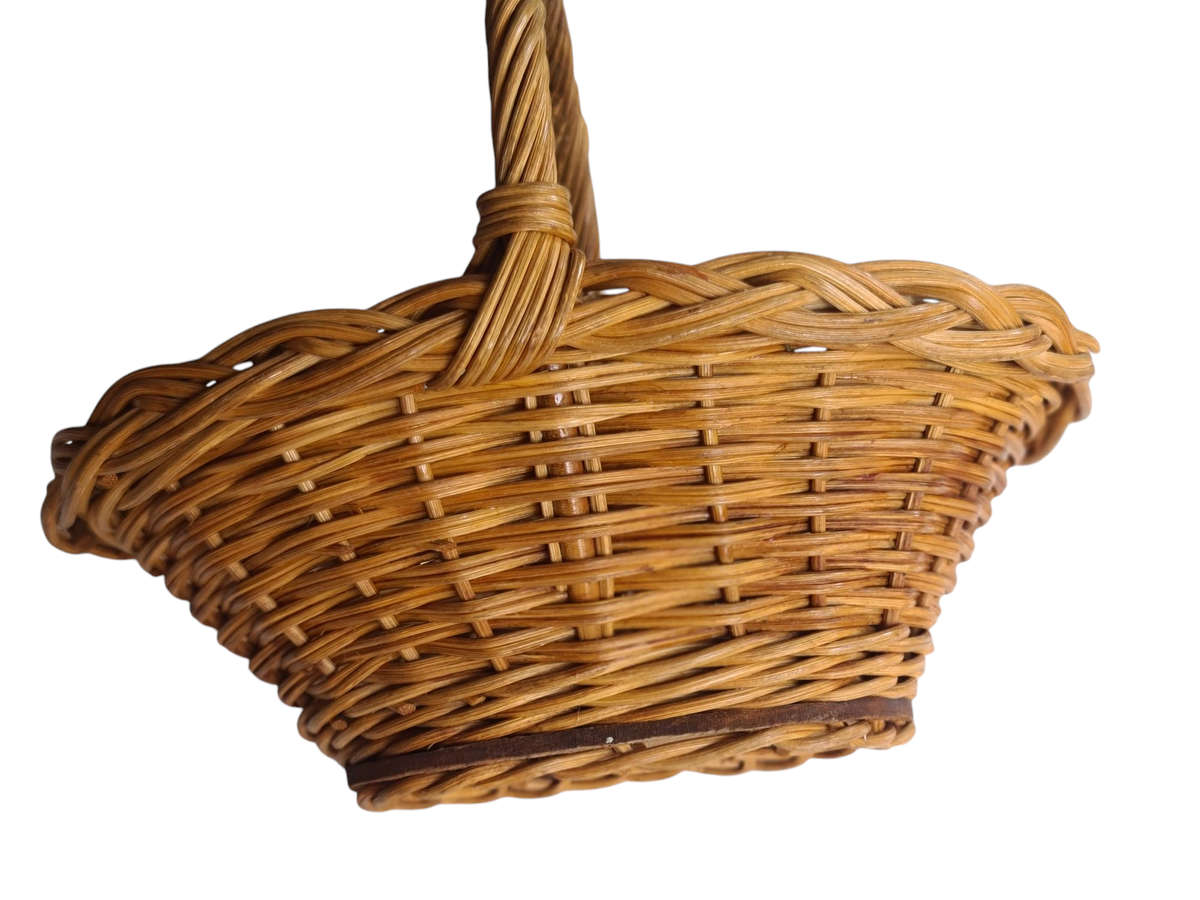 Vintage Wicker Basket(a)