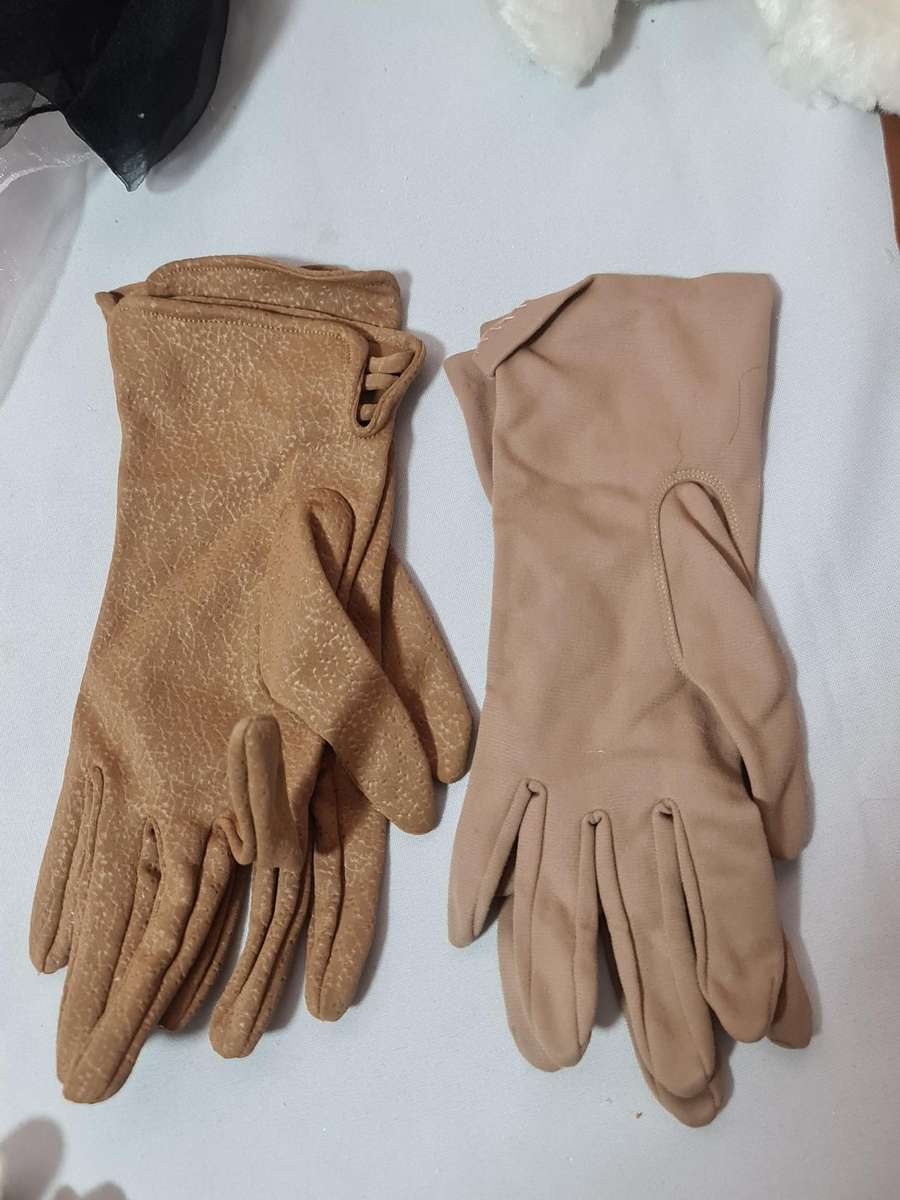 x5 Mixed scarfs, foax fur  collar and 6 women's gloves.